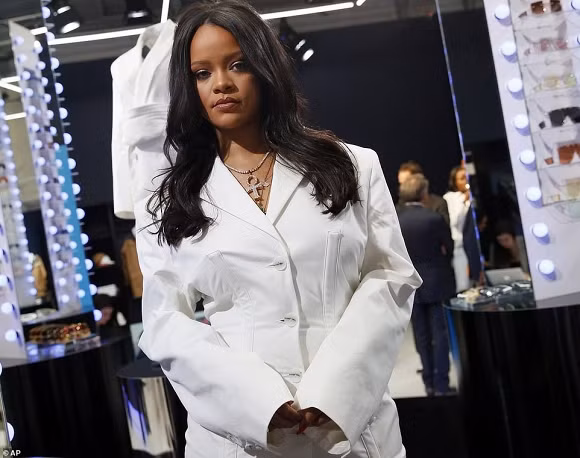 Căn biệt thự xa hoa mà Rihanna thuê có sân vườn rộng, thoải mái đậu xe. Bên cạnh đó cô còn thỏa sức tập gym, tận hưởng cuộc sống đích thực trong ngôi nhà nơi thứ gì cũng có. 1 nguồn tin cho biết: “Căn nhà có mọi thứ mà Rihanna cần. Có 7 phòng ngủ đủ cho cả đội ngũ của cô.