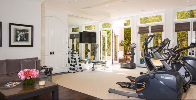 Phòng gym với những thiết bị tân tiến giúp Kylie Jenner có thể tập luyện để giữ vẻ đẹp cơ thể. Cô được gắn với biệt danh hot girl mạng xã hội.
