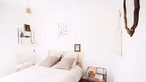 Tất cả màu trắng Sử dụng tông trắng toàn bộ là giải pháp rất đơn giản và mang lại cảm giác bình yên cho một phòng ngủ nhỏ. Hơn nữa căn phòng được trang trí bằng sắc trắng cũng mang vẻ thanh lịch, nữ tính. Tạo một thiên đường màu trắng tươi sáng và có cảm giác rộng rãi. Đừng quên việc bổ sung ánh sáng tự nhiên càng nhiều càng tốt bằng cách mở màn cửa hoặc áp dụng các giải pháp thông thoáng cho nhà ở.