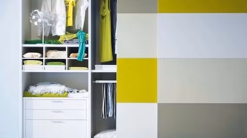 Một tủ quần áo tiện lợi Một thiết kế khá đơn giản nhưng gây được hiệu quả thẩm mỹ tuyệt vời nhờ cách kết hợp các tông màu tươi vui một cách hợp lí. Đồng thời, tủ quần áo cũng rất tiện lợi với cánh cửa được thiết kế như một bức tường trang trí, giúp bạn dễ dàng sắp đồ và tìm đồ nhanh chóng.