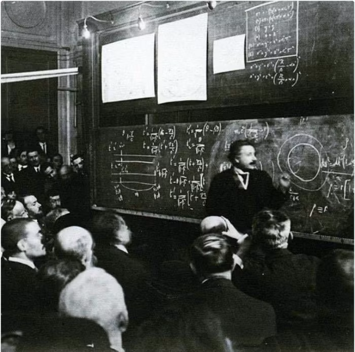 Bức ảnh chụp năm 1922 ghi lại cảnh Albert Einstein đang giảng về Thuyết Tương đối.