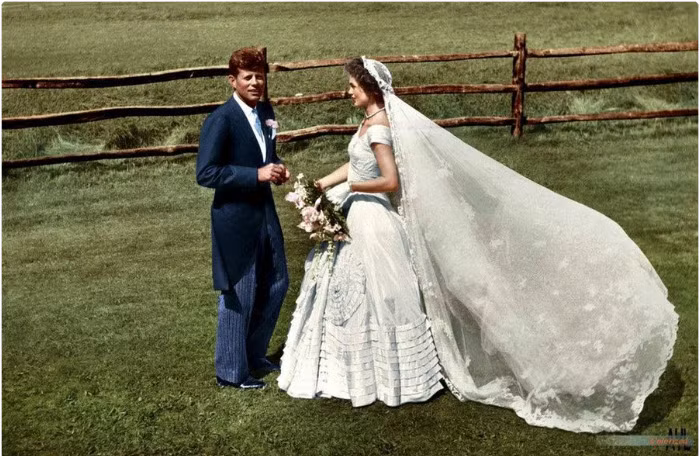Tổng thống Mỹ John F Kennedy và phu nhân Jackie trong lễ cưới của họ năm 1953.