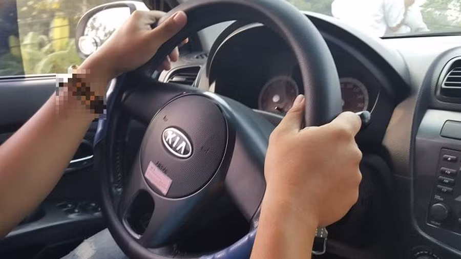 Vo nga quy phat hien dau chong va ban than ngoai tinh tren o to