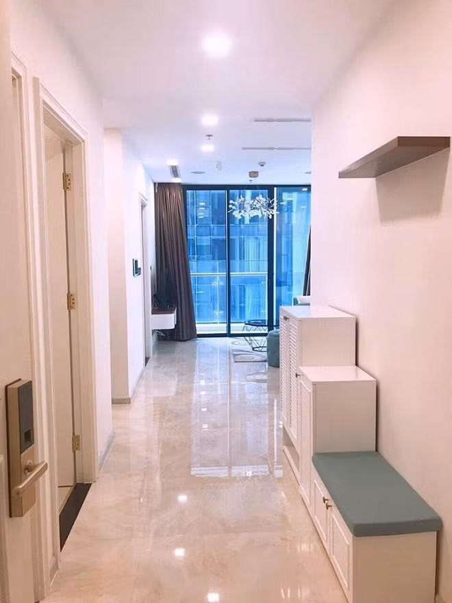 So với căn hộ cao cấp cũ thì không gian sống mới của Á hậu Thái Mỹ Linh đơn giản hơn rất nhiều. Căn chung cư có tông màu trắng là chủ đạo và đồ nội thất cũng rất đơn giản.