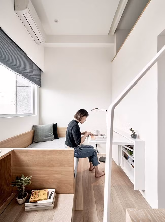 Chủ sở hữu căn hộ thường đi công tác và thỉnh thoảng sống ở nước ngoài. Khi ở Đài Bắc, cô thích không gian nhỏ hơn là không gian rộng. Kiến trúc sư Szumin Wang làm việc tại A Litte Design - người đứng đầu dự án nói: "Mặc dù chủ sở hữu không cần một căn hộ lớn nhưng trước khi được thiết kế lại, căn hộ 17,6m2 quá nhỏ cho không gian sống, lưu trữ đồ và đặt giường cỡ Queen (1,6mx2m)".