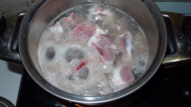 Sự thật đằng sau nồi nước hầm thịt, xương sủi đầy bọt Su that dang sau noi nuoc ham thit, xuong sui day bot