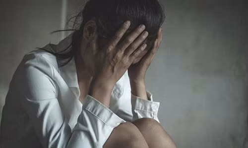 Lanh cam voi chong, hon nhan dan tro nen bi kich