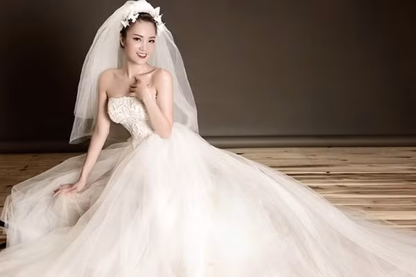 A hau Thuy Van lan dau len tieng truoc tin don ly hon chong dai gia