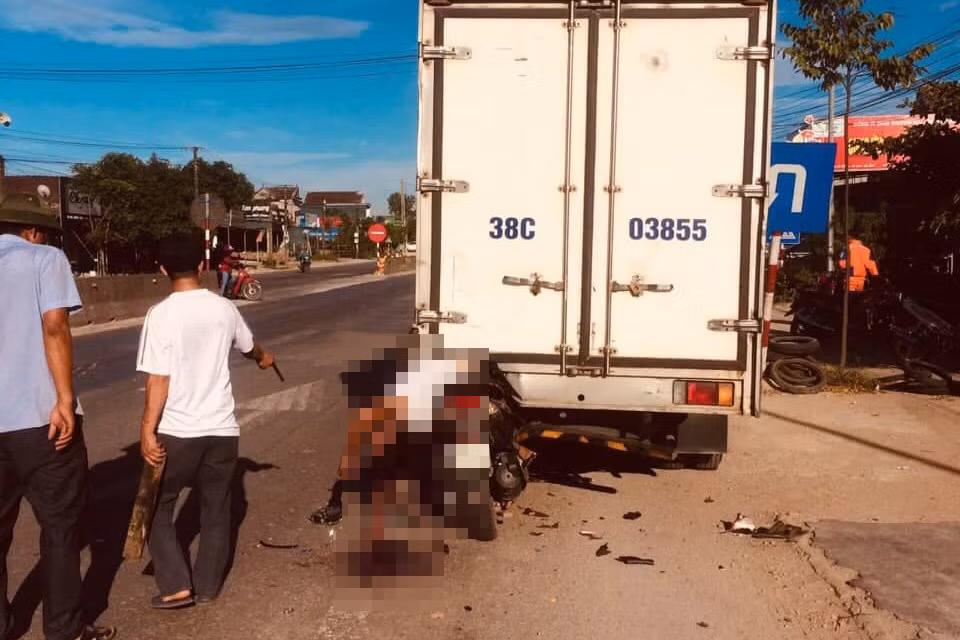 Tong vao xe tai do ben duong, nguoi dan ong tu vong tham thuong