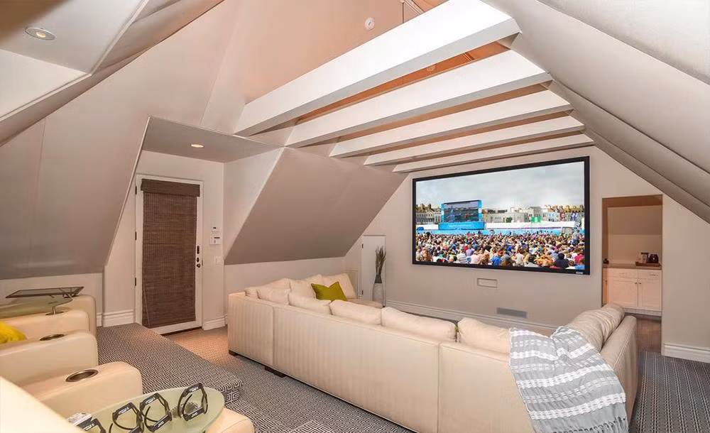 Rạp chiếu phim 3D trong nhà được trang bị đầy đủ với chỗ ngồi sang trọng, âm thanh chuyên nghiệp.