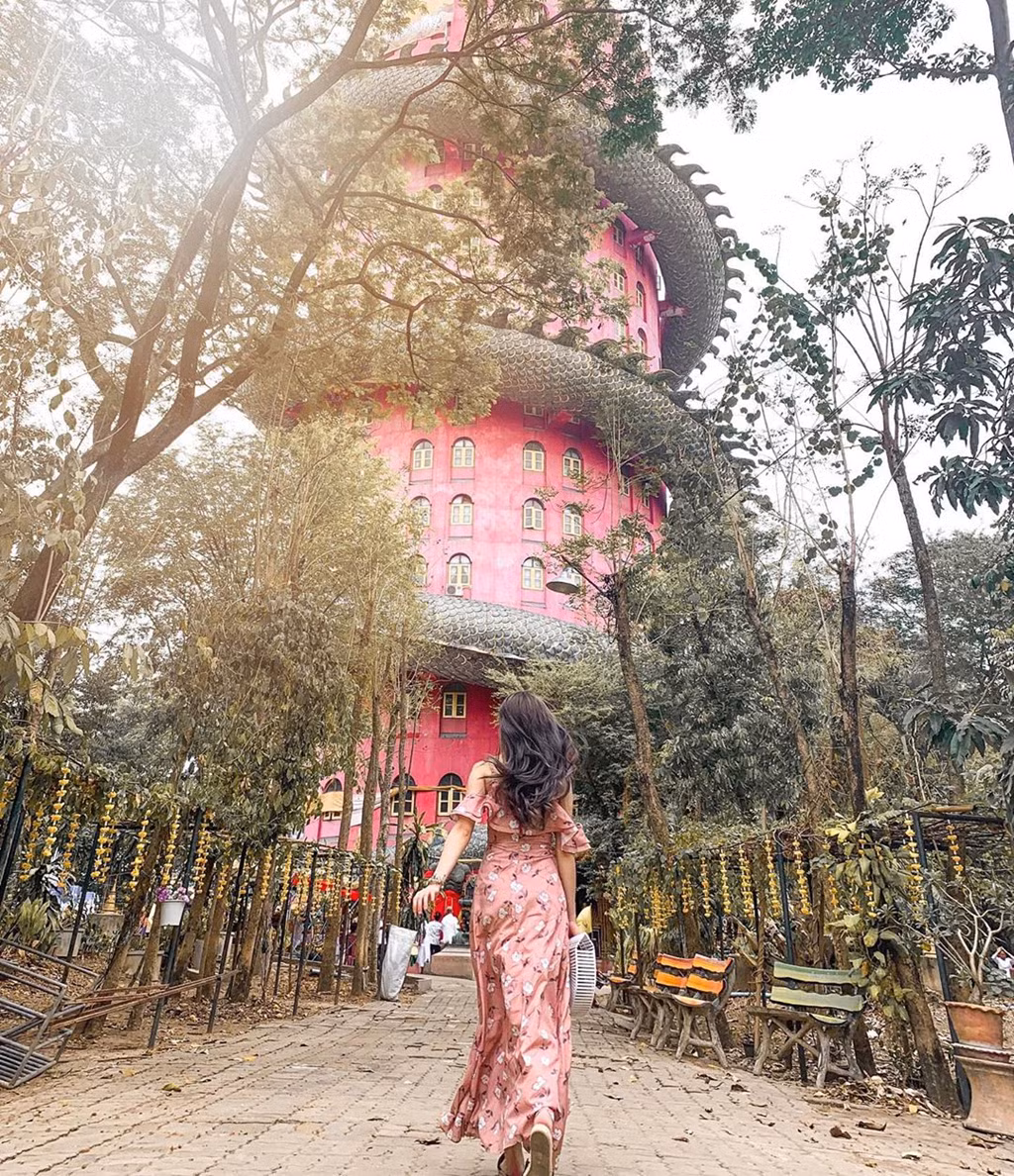 Sander và Mariska, 2 travel blogger đi khắp Thái Lan, nói rằng ngôi chùa được bao quanh bởi những khu vườn tươi tốt. Không gian ở đây tĩnh lặng và bình yên. Người dân địa phương coi ngôi chùa là một trong những viên đá quý ẩn giấu của quận. Ảnh: Candicedshaw, Jaclyne_tongyin.
