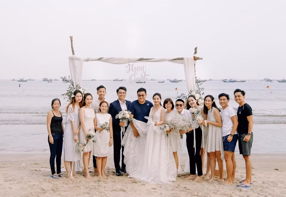 Ảnh cưới được tiết lộ cho thấy chồng mới của Kiều Oanh sở hữu vẻ ngoài điển trai, hiền lành. Kiều Oanh - Đặng Hiếu là anh em thân thiết nhiều năm trước khi quyết định đi đến hôn nhân.