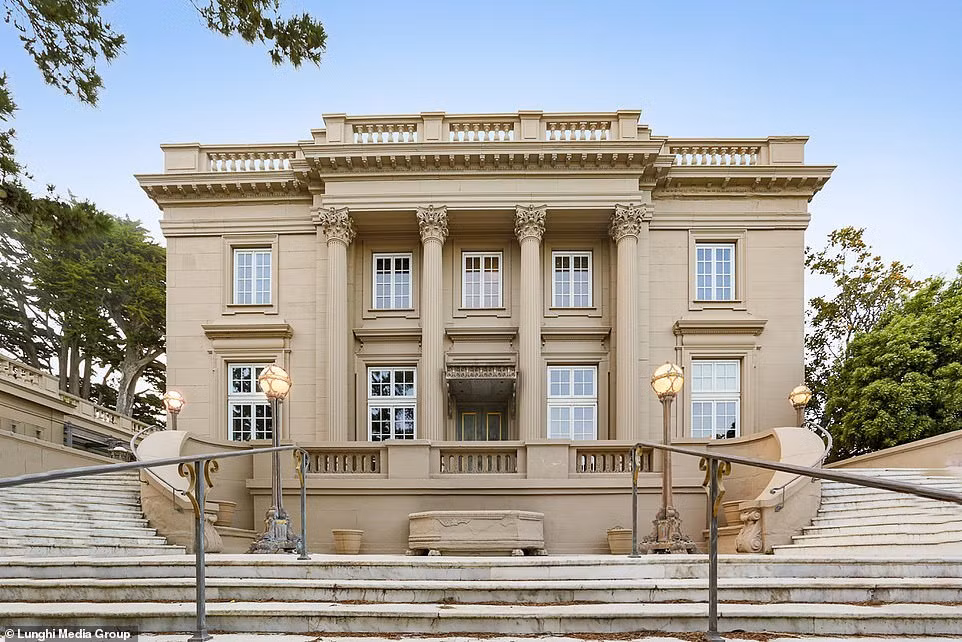 Biệt thự Koshland House, San Francisco, Mỹ có 9 phòng ngủ, 6 phòng tắm, 2 nhà bếp được xây dựng từ đầu thế kỷ 20. Biệt thự từng bị phá hủy một phần trong trận động đất xảy ra năm 1906 ở San Francisco. Kiến trúc mô phỏng theo lâu đài Le Petit Trianon trong khuôn viên cung điện Versailles, Pháp.