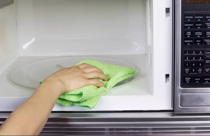 Lò vi sóng Baking soda là một nguyên liệu tuyệt vời để làm sạch lò vi sóng cũng như xử lý dầu mỡ, mùi hôi và các vết bẩn. Baking soda sẽ làm nên điều kỳ diệu ở bên trong lò vi sóng và bạn sẽ không phải lo lắng về dư lượng hóa chất.