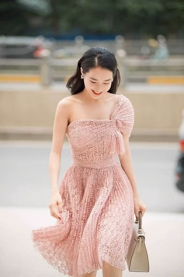 Nhã Phương khoe sắc với bô cánh và phụ kiện sang trọng.
