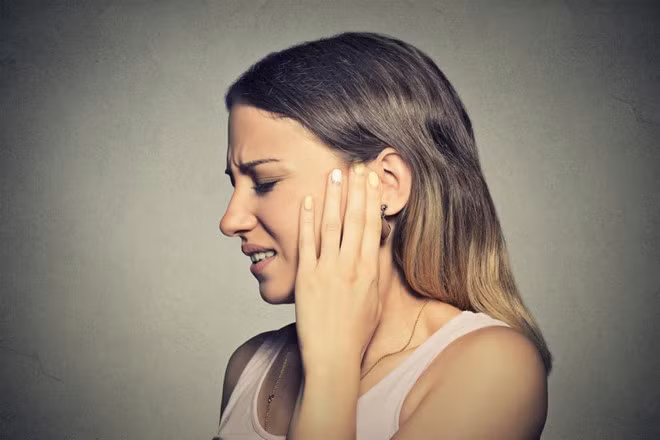 Đau tai: Thủ phạm gây đau tai có thể là nhiễm trùng tai, viêm tai giữa, cảm lạnh, dị ứng, đi bơi hoặc do ráy tai sinh ra. Theo Webmd, đau các vùng như răng, khớp hàm thái dương, viêm mô tế bào, khối u hoặc thậm chí là họng cũng gây đau tai. Cách đơn giản và hiệu quả nhất là hãy đi gặp bác sĩ để được kiểm tra chính xác nguyên nhân và có hướng điều trị kịp thời. Ảnh: Medicalnewstoday.