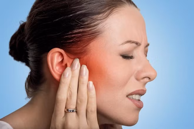Tai bị đỏ: Tai đột nhiên chuyển sang màu đỏ có thể do cảm xúc bối rối nhất thời hoặc thay đổi nội tiết tố giai đoạn mãn kinh. Nếu bạn chuẩn bị mãn kinh, nhiệt độ cơ thể tăng cao, thường tập trung ở phần trên cơ thể và mặt, trong đó có tai. Khi đó, bạn cũng có thể gặp phải một số số triệu chứng khác như ù tai. Ngoài ra, một khả năng khác, ít phổ biến hơn, là hội chứng tai đỏ, ảnh hưởng đến cả nam và nữ. Nếu bạn gặp phải tình trạng này, tai đỏ sẽ đi kèm cảm giác nóng rát, đau cùng với chứng đau nửa đầu và đau đầu chùm. Ảnh: Medicalnewstoday.
