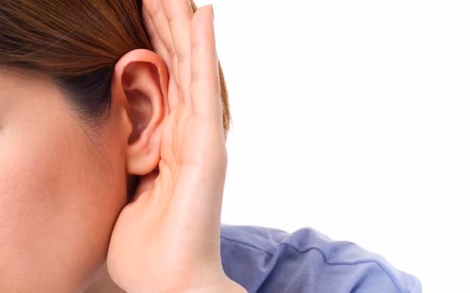 Nghe kém ở một bên tai: Mất thính lực ở một tai có thể do nhiều vấn đề như chấn thương, nhiễm trùng hoặc tích tụ chất lỏng trong tai gây ra. Tuy nhiên, một số trường hợp này cũng có thể là do khối u thần kinh âm thanh lành tính phát triển trên dây thần kinh của tai trong. Theo Ariel B. Grobman, bác sĩ chuyên khoa Tai - Mũi - Họng tại Nam Florida (Mỹ), 90% bệnh nhân mắc u thần kinh âm thanh cho biết họ bị mất thính lực một bên, 80% bị ù một bên tai. Do vậy, nếu bạn thấy bất kỳ triệu chứng trên xuất hiện, hãy đi khám ngay, đồng thời tiến hành chụp chiếu tai để chẩn đoán chính xác vấn đề đang gặp phải. Ảnh: Indiatimes.