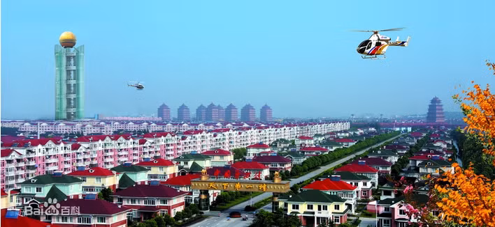 Người dân ở đây sống trong những biệt thự rộng rãi và đầy đủ tiện nghi. Phần lớn người trưởng thành trong làng đều biết lái ôtô, rất nhiều người biết lái thuyền và gần đây còn rộ lên phong trào học lái máy bay. (Nguồn ảnh: Xinhua).
