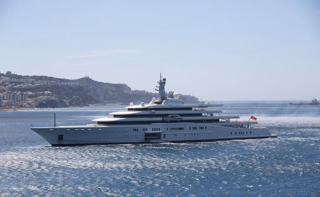 Đây là Eclipse, du thuyền thuộc sở hữu của Chelsea FC và tỷ phú Roman Abramovich, một ông trùm ngành thép và đầu tư. Ước tính, chiếc du thuyền này có giá trị khoảng 590 triệu USD. Tuy nhiên, thực tế con số này đã tăng lên đến 1,5 tỷ USD. Ảnh: Picture alliance/Getty.