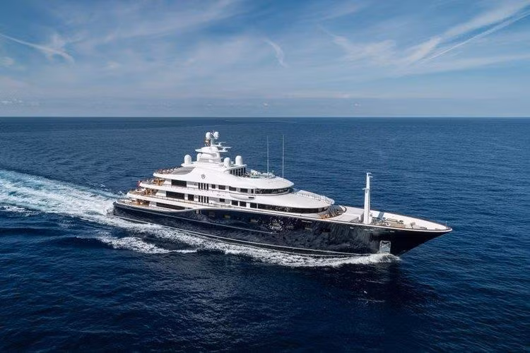 Con tàu Aquila thuộc sở hữu của người thừa kế Walmart, Ann Walton Kroenke, cũng được cả SuperYachFan và GT Spirit định giá 150 triệu USD.