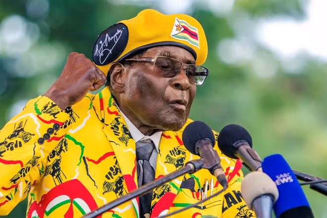  Robert Mugabe sinh năm 1924, là tổng thống thứ hai của Zimbabwe giai đoạn từ năm 1987 đến năm 2017. Thời gian ông lên nắm quyền, nền kinh tế Zimbabwe lao dốc không phanh với đợt siêu lạm phát 500 tỷ phần trăm trong năm 2008. Hiện tại, ông bị quân đội nước này quản thúc tại nhà riêng.