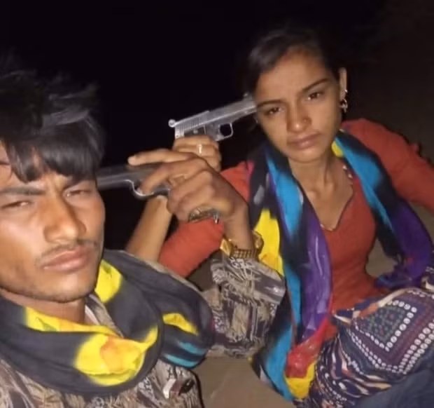 Bang hoang bi kich sau buc anh cap doi selfie voi sung