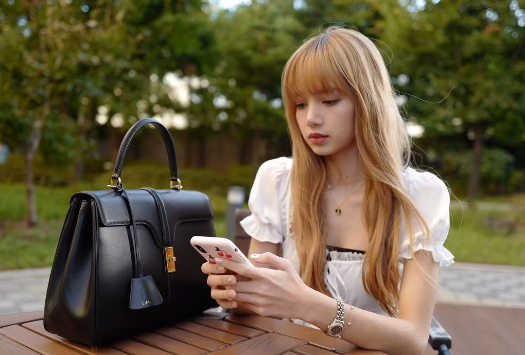 Mặc dù cao trên 1m66 nhưng cô chỉ nặng có 45kg, nhiều lần trên các sân khấu âm nhạc Lisa để lộ cả xương sườn khi thực hiện các động tác vũ đạo mạnh mẽ cùng các thành viên Black Pink.