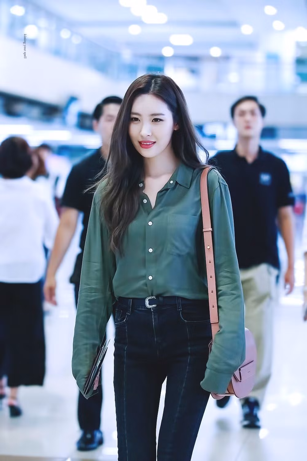 Giọng ca của hit “Gashina” đã phải hứng chịu nhiều lời chê bai từ cư dân mạng, chỉ vì thân hình “cò hương” của mình.