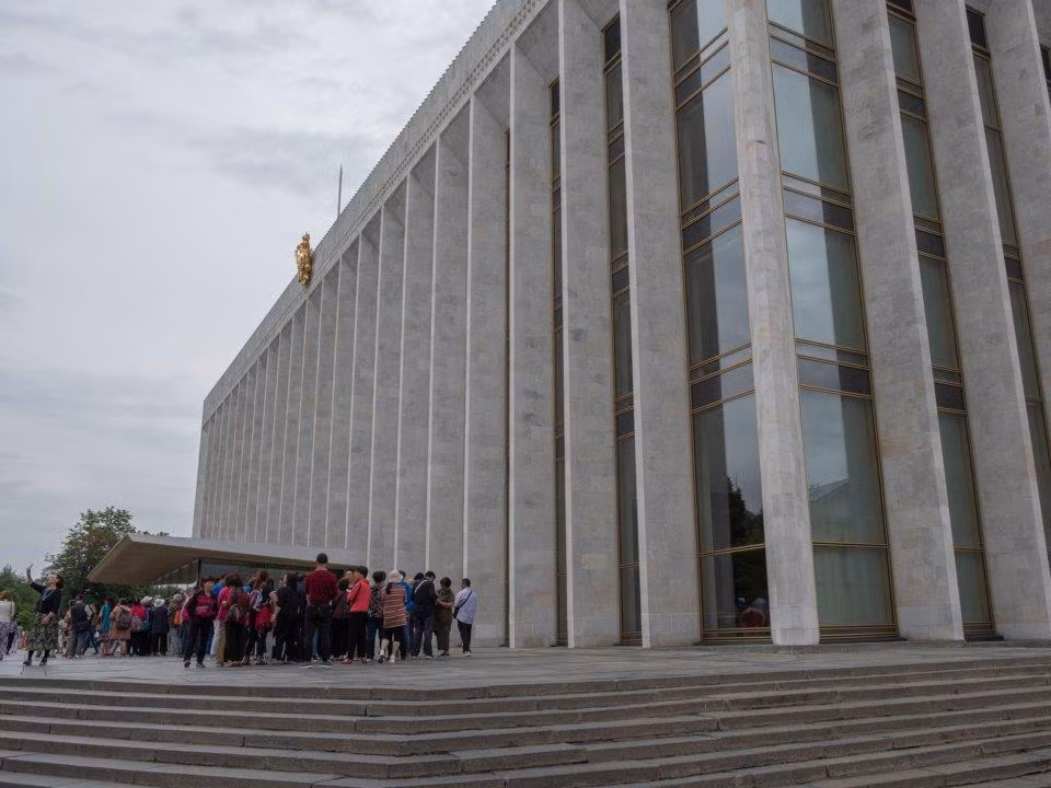 Cung điện Nhà nước là công trình mới nhất tại Kremlin, được xây vào năm 1961 để phục vụ chính quyền Liên Xô cũ. Hiện nay, tòa nhà được dùng để tổ chức những buổi giao hưởng, hòa nhạc. Ảnh: Business Insider.