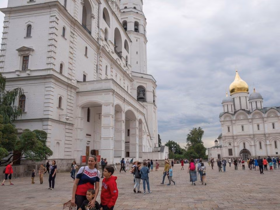 Trung tâm Điện Kremlin là Quảng trường Nhà thờ, nơi tập trung nhiều công trình tôn giáo cổ kính như Nhà thờ Assumption, Tổng lãnh thiên sứ, Nhà thờ Mười hai Tông đồ, Tháp chuông Ivan... Tất cả đều mang những đường nét kiến trúc độc đáo, tinh xảo. Ảnh: Business Insider.
