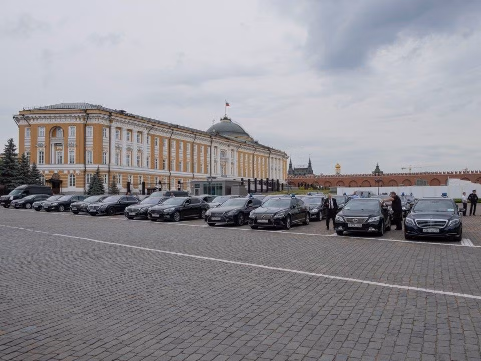 Thượng viện Kremlin cùng đoàn xe hơi màu đen với còi hiệu màu xanh phục vụ cho quan chức chính phủ Nga. Ảnh: Business Insider.