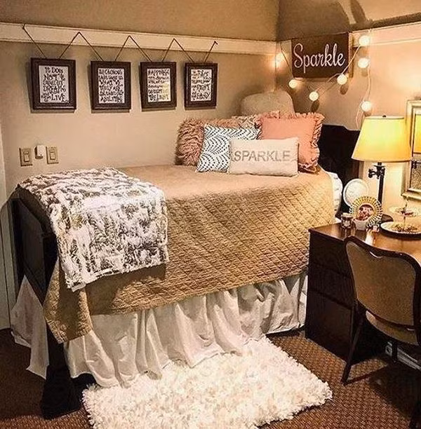 Hãy trang trí phòng với 10% lượng màu sắc thật sự nổi bật, tạo điểm nhấn (như màu đỏ hay vàng chẳng hạn), 30% lượng màu cơ bản (đỏ, lục, lam) và 60% các màu trung tính (như màu be, nâu thẫm, xám). Chẳng cần là một designer bạn cũng có thể thiết kế căn phòng mình thật hài hòa và dịu mắt.