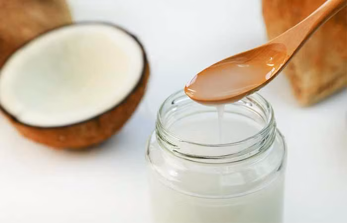 Dầu dừa - Cho một ít dầu dừa vào lòng bàn tay, xoa nhẹ nhàng lên tóc và da đầu. Để khoảng 1 giờ rồi gội và xả như bình thường. Bạn chỉ cần làm 1 lần/tuần là đủ hiệu quả.
