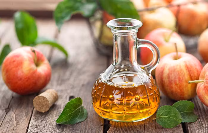 Dấm táo - Hòa 2-3 thìa dấm táo vào 1 cốc nước. Gội đầu bằng loại dầu gội trung tính, sau đó xả tóc của bạn với dung dịch dấm táo này, để vài phút rồi xả sạch với nước lạnh. Bạn có thể sử dụng 3-4 lần/tuần.