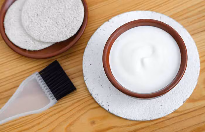 Nửa cốc sữa chua không đường, 2 thìa baking soda, 2 thìa nước chanh, trộn đều cho hỗn hợp sánh mịn. Sau đó xoa lên tóc, tập trung ở vùng da đầu, ủ bằng khăn sạch ít nhất 30 phút rồi xả sạch với nước. Bạn chỉ cần thực hiện nhiều nhất 1 lần/tuần.