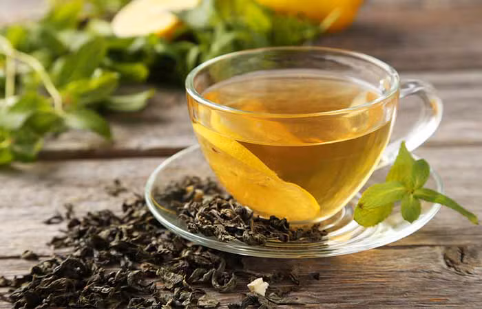 Cho nửa cốc trà xanh vào 1 cốc nước, đun sôi 5 phút rồi tắt bếp. Khi dung dịch nguội, xoa lên tóc và da đầu, để khoảng 30-45 phút rồi xả sạch. Bạn có thể thực hiện 1 lần/tuần.