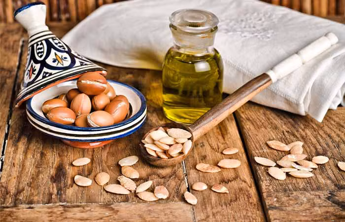 Xoa 1 ít dầu argan tinh chất lên tóc và da đầu, dùng khăn sạch để ủ khoảng 30-60 phút, sau đó gội và xả như bình thường với nước ấm. Bạn có thể thực hiện 1-2 lần/tuần.
