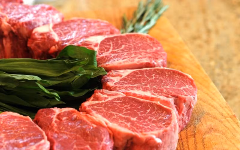 Tiêu thụ quá mức các loại thịt đỏ có xu hướng khiến hàm lượng protein và chất béo cao, khiến gan có thể gặp khó khăn trong việc hấp thụ và chuyển hóa protein.