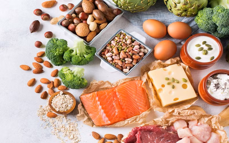 Tiêu thụ quá nhiều protein trong thời gian dài có thể làm tổn thương gan và thận. Các protein trong thực vật khó tiêu hóa hơn protein động vật khiến thận và gan làm việc quá tải có thể gây ra các bệnh về gan hoặc dẫn đến rối loạn chức năng não và hệ thần kinh.
