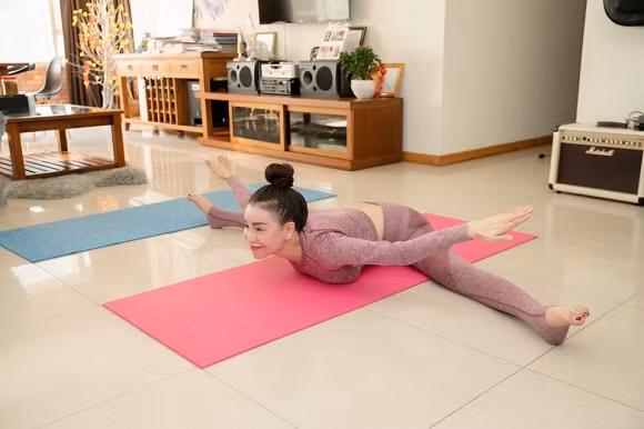 Không để quá nhiều đồ nên nhìn phòng khách nhà Trà Ngọc Hằng rất rộng, thoáng.