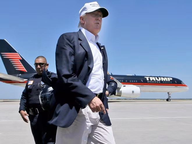 Ông Trump thường di chuyển bằng máy bay riêng khi đi tranh cử tổng thống. Ông mua một chiếc Boeing 727 với giá 8 triệu USD và thay thế nó vào năm 2010 bằng một chiếc Boeing 757 mua lại từ doanh nhân Paul Allen với giá 100 triệu USD. Ảnh: AP.