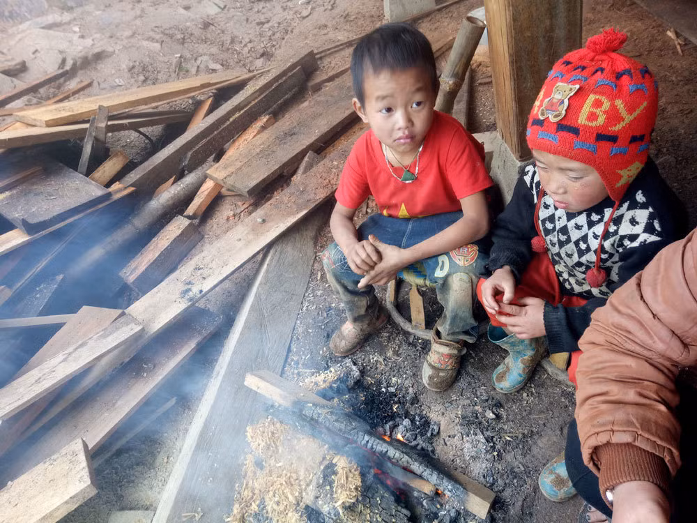Gia đình quây quần bên bếp lửa tránh rét.
