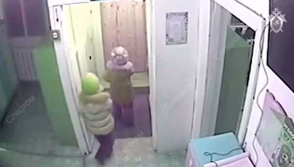 Hai be gai 5 tuoi bat ngo tron khoi nha tre trong troi ret cam