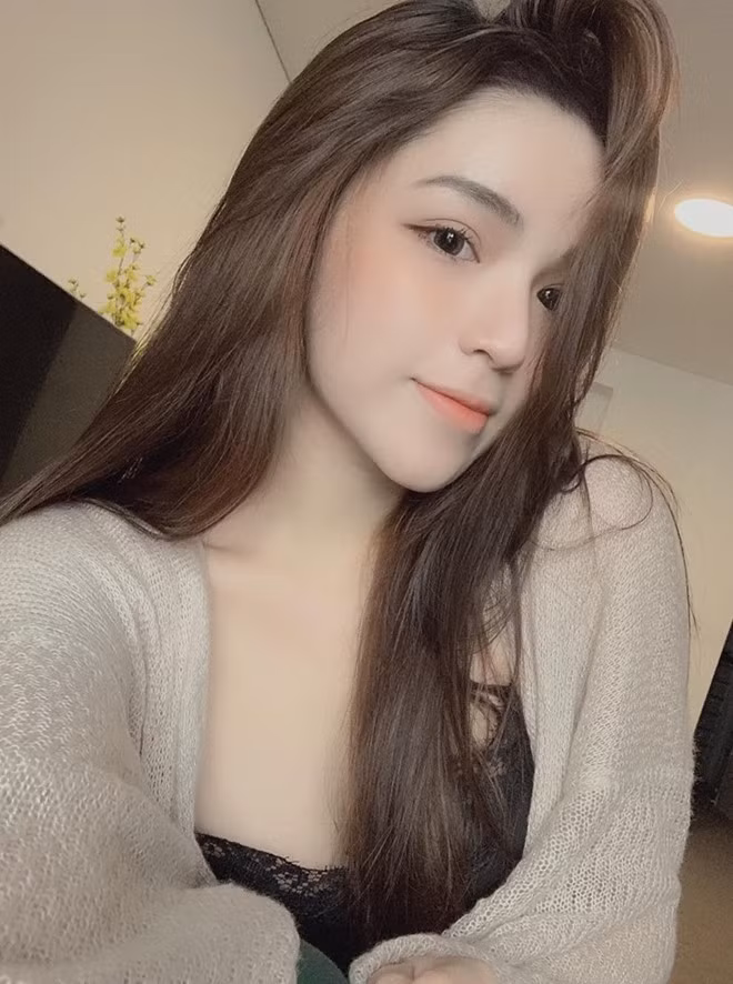 Bạn gái cũ Phan Hoàng sở hữu gương mặt xinh đẹp cùng phong cách thời trang nữ tính, gợi cảm. Cô từng du học tại xứ sở chuột túi và hiện sinh sống, làm việc tại TP.HCM. Sau khi chia tay, Khánh Hà thường xuyên chia sẻ nhiều hình ảnh xinh đẹp trong các chuyến du lịch và câu nói tâm đắc tại trang cá nhân.