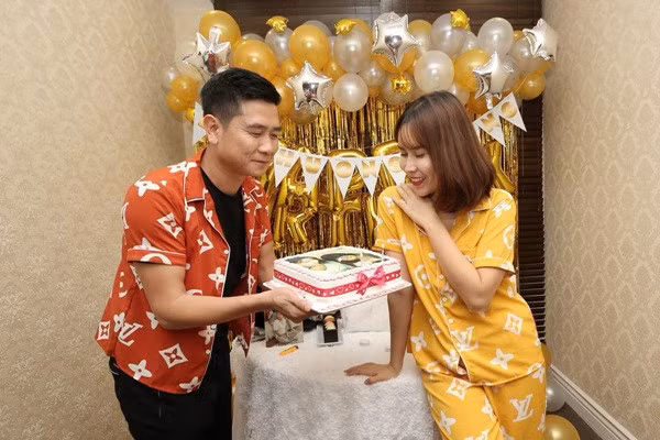 Tối 7/10, đại diện của Lưu Hương Giang xác nhận với Zing.vn: "Chuyện ly hôn giữa Lưu Hương Giang và Hồ Hoài Anh là thật". Cặp đôi hiện sống chung nhưng chưa có ý định tái hôn. Nhạc sĩ Hồ Hoài Anh kết hôn với Lưu Hương Giang vào năm 2009 sau 4 năm hẹn hò. Hai người từng được ví là "cặp đôi vàng của làng nhạc Việt" và vừa tung bộ ảnh kỷ niệm 10 năm ngày cưới. Dù quyết định ly hôn đã có hiệu lực từ tháng 6, Hồ Hoài Anh - Lưu Hương Giang vẫn đăng ảnh tình cảm trên mạng xã hội và cùng tham gia một số sự kiện. Ảnh: FBNV.