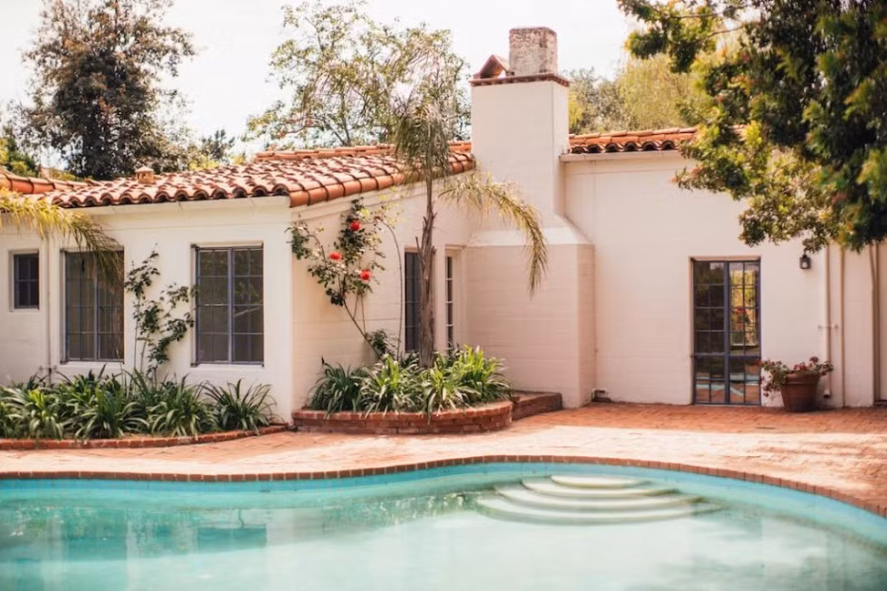 Marilyn Monroe Ngôi nhà của Marilyn Monroe được xây tại Brentwood, Los Angeles với diện tích trên 200 m2 có giá bán là 7,25 triệu USD. Đây là ngôi nhà duy nhất Monroe từng mua. Ngôi nhà vẫn còn nguyên vẹn, cũng như hồ bơi hình thận nổi tiếng mà Monroe từng bơi.