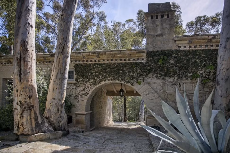 Ellen DeGeneres Ngôi nhà trên 900 m2 của Ellen DeGeneres được xây tại Montecito, California Hill được bán với giá 39,5 triệu USD. Với tầm nhìn hướng ra biển và núi, ngôi nhà đã được tái trang trí theo phong cách thư thái. Các hồ bơi và sân tennis phù hợp với những ngày nắng ấm tại California . Những phiến đá và cửa sổ sắt thủ công làm tăng vẻ tự nhiên cho ngôi nhà.