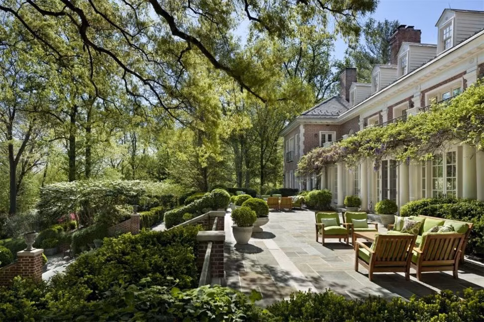 Jacqueline Kennedy Onassis Ngôi nhà trên 2100 m2 của Jacqueline Kennedy Onassis được xây tại McLean, Northern Virginia được bán với giá 49,5 triệu USD. Ngôi nhà được trang trí theo phong cách Georgia cổ điển, khu vườn có thảm thực vật và sân thượng nhìn ra sông mang lại cảm giác thanh lịch, trong khi sân tennis và hồ bơi trong nhà và ngoài trời thể hiện sự sang trọng của nó.