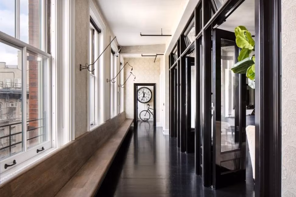 Meg Ryan Ngôi nhà của Meg Ryan được xây tại khu SoHo, New York với diện tích trên 380 m2 có giá bán là 9,85 triệu USD. Ngôi nhà mang đến phong cách sống giản dị, hiện đại của thành phố, vẻ đẹp giản dị của màu đen và trắng, những bức tường gạch lộ ra trong phòng khách và một nhà bếp tràn ngập ánh sáng tự nhiên.